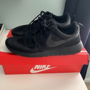 All Black Nike Roshe Runs